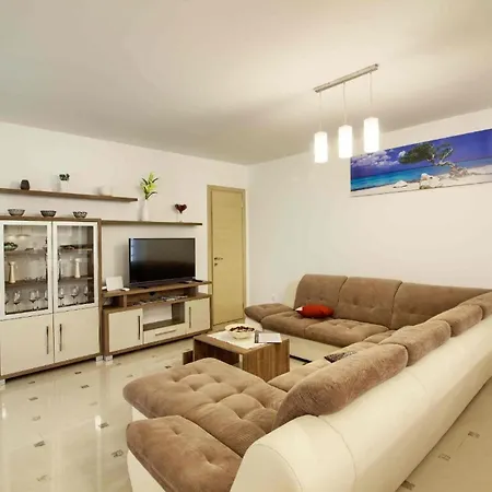 Mit Privatpool Fuer 10 Personen Ca 200 Qm In Banjole, Istrien Istrische Riviera