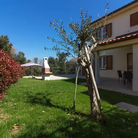 Holiday home Mit Privatpool Fuer 10 Personen Ca 200 Qm In Banjole, Istrien Istrische Riviera *