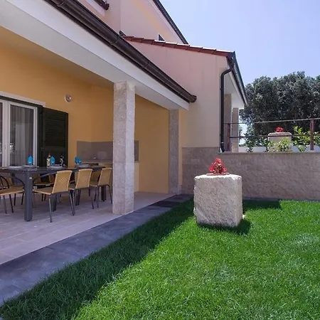 Holiday home Mit Privatpool Fuer 10 Personen Ca 200 Qm In Banjole, Istrien Istrische Riviera Banjole
